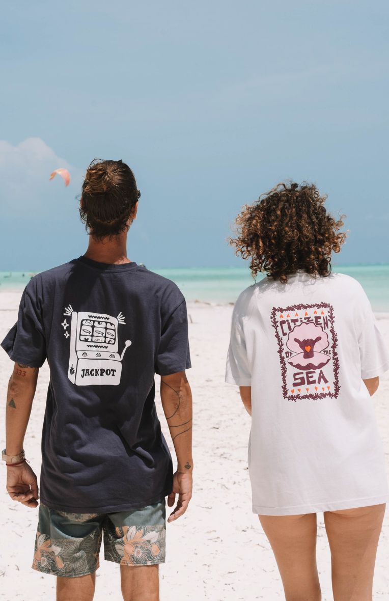 short sleeve cotton light violet t-shirt with an oversized fit with front and back print - citizen of the sea - with shells and Shaka