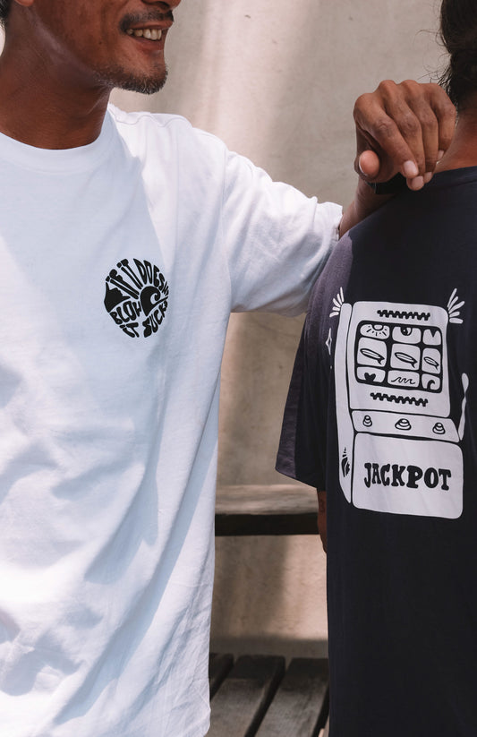 short sleeve cotton white t-shirt with an oversized fit with front and back print - if it doesn't blow it sucks for all the kite surfers