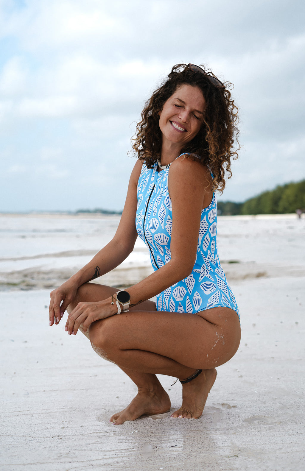 sleeveless surf suit rash guard from lycra with front zipper for women with sea shell print on blue base