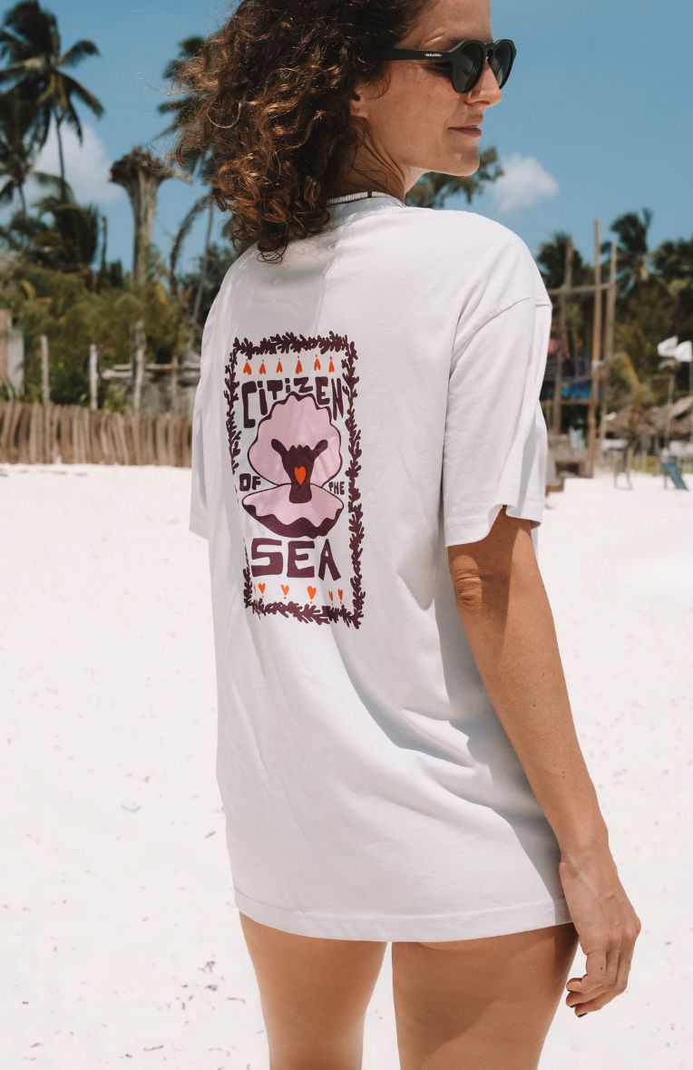 short sleeve cotton light violet t-shirt with an oversized fit with front and back print - citizen of the sea - with shells and Shaka 